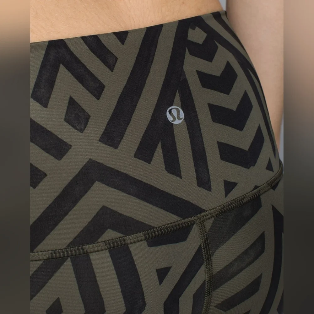 Lululemon Wunder Under Pant Luxtreme (Roll Down) in Chevron Green/Black